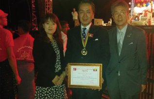 ミャンマー農民大会の席上、表彰を受ける（2015年3月2日）