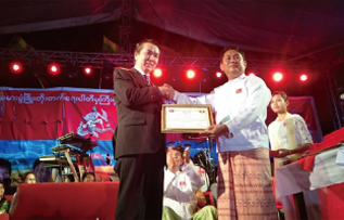 ミャンマー農民大会の席上、表彰を受ける（2015年3月2日）